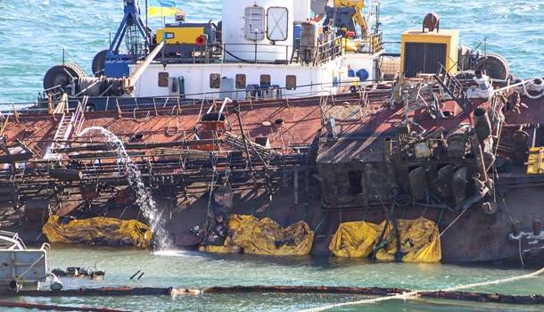 Из танкера Delfi опять произошла вытечка нефтепродуктов 