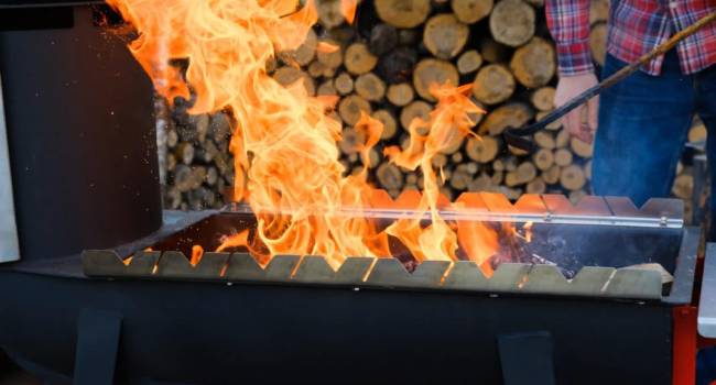 «Старну можно не называть»: Видео неудачной попытки разжечь костер для приготовления шашлыка – горящая канистра, дырявый бассейн, бегающий мужик…