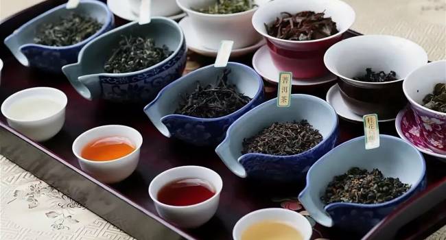 «Вредные вещества там тоже в избытке»: диетолог назвала безопасную норму чая 