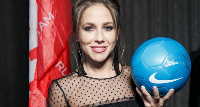 «Короткие и толстые ноги»: стилист объяснила, почему фанаты Барановской ополчились на нее из-за странного наряда