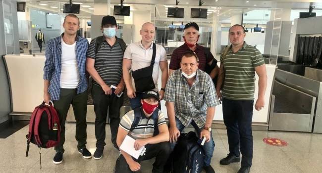 В Украину из плена вернулись 6 украинских моряков 