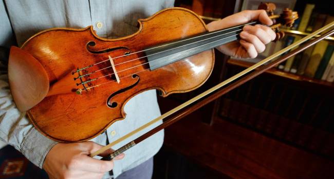 «Таких инструментов не больше тридцати»: житель Москвы обнаружил скрипку Страдивари в квартире родственницы