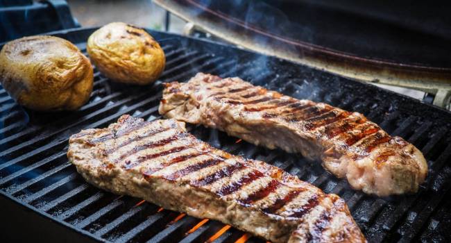 «Оно может быть и полезным, и вредным»: эксперты рассказали, как правильно готовить красное мясо 