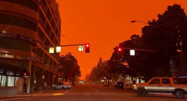 Жуткие кадры: американский штат Орегон полыхает из-за масштабных пожаров