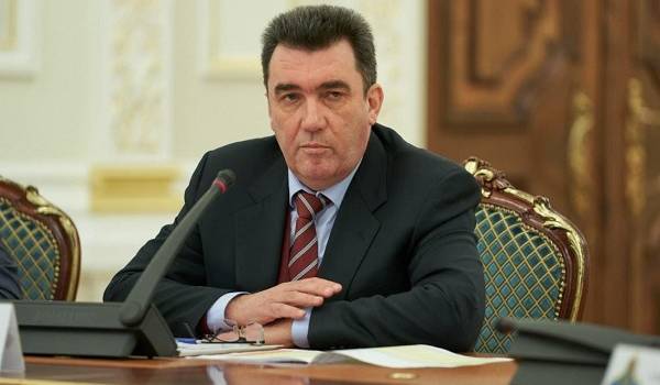 Данилов заявил, что в Украине должно быть два государственных языка Данилов заявил, что в Украине должно быть два государственных языка