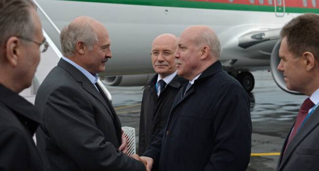 «Лукашенко указали на его место»: политик рассказал, как белорусскому лидеру преподнесли книгу с топографическими картами Российской империи