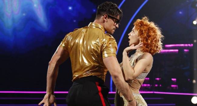 Тарас Цимбалюк в прямом эфире шоу «Танцы со звездами» сделал предложение руки и сердца своей девушке Тине Тарас Цимбалюк в прямом эфире шоу «Танцы со звездами» сделал предложение руки и сердца своей девушке Тине