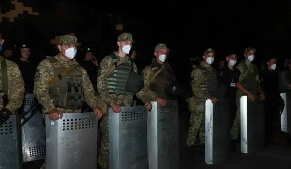 Пограничники со щитами на белорусско-украинской границе заблокировали дорогу хасидам Пограничники со щитами на белорусско-украинской границе заблокировали дорогу хасидам