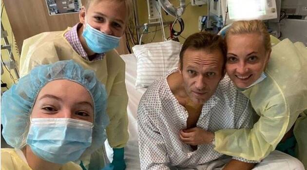 Отравление Навального «Новичком»: Оппозиционер опубликовал свое первое фото после комы