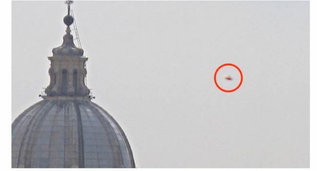 Жители Ватикана стали очевидцами полета яркого оранжевого НЛО