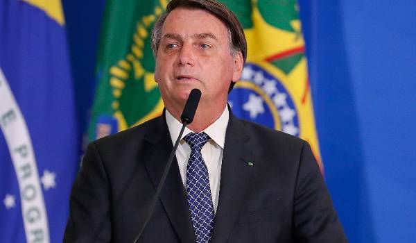 «Не нужно бояться того, чего не избежать»: президент Бразилии раскритиковал самоизоляцию 