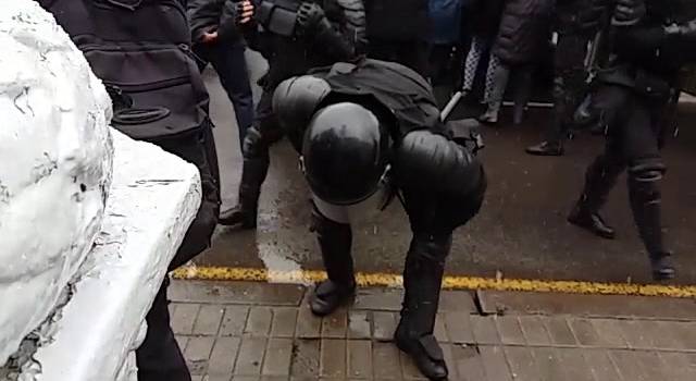 «Вой и крики. Дубасили женщин»: ОМОН в Минске силой разогнал протестующих