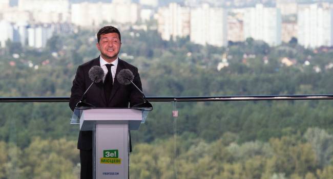 Нардеп: Зеленский - это первый и единственный президент Украины, не выступающий под государственной символикой