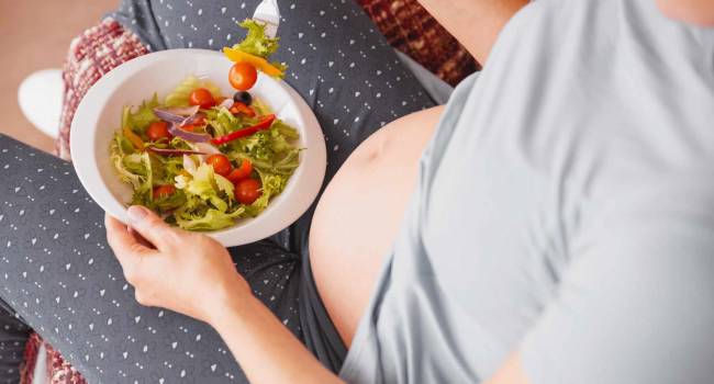 «Это очень опасное заблуждение»: Эксперт рассказала, могут ли беременные женщины потакать всем своим прихотям в еде