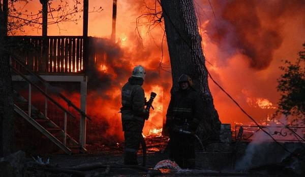 Страшные лесные пожары в России: охваченные паникой люди покидают дома