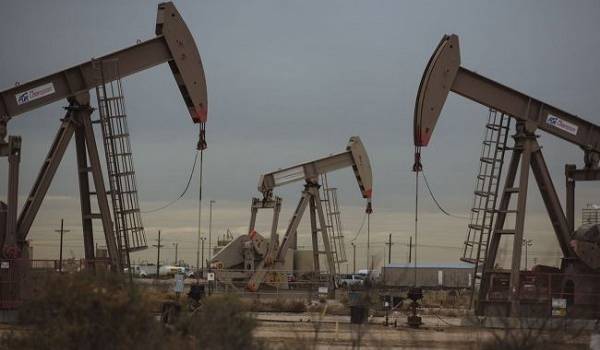 Нефть дешевеет на фоне роста случаев COVID-19 в мире 